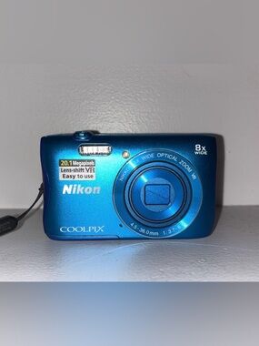Nikon Blue COOLPIX S3700 Compact Digital Camera